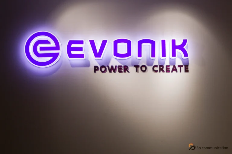 01_MAIN_00_MAIN_Evonik_Illuminated_Logo_Wall_xshfrg